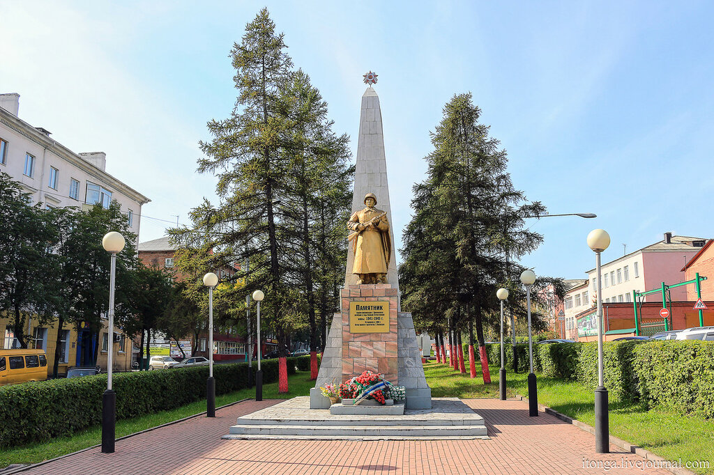 Памятник героям-комсомольцам, в честь 15-летия победы в ВОВ